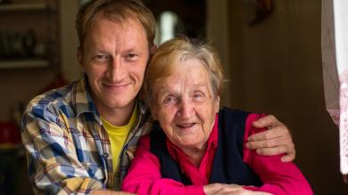 
		Alte Frau mit Sohn umarmen sich
	