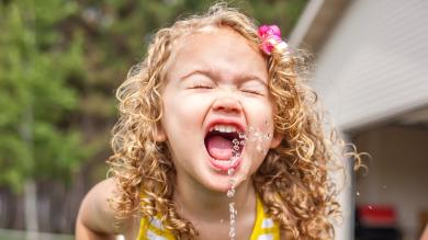 
		A little girl drinks water
	