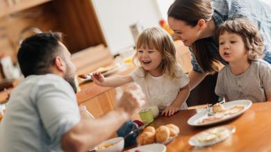 
		Family eats together and has fun
	