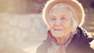 
		Old woman with cap outside
	