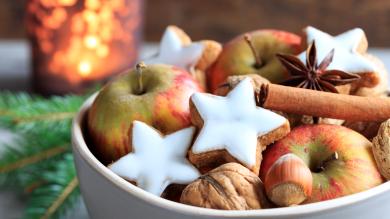 
		Bowl with Christmas cookies
	