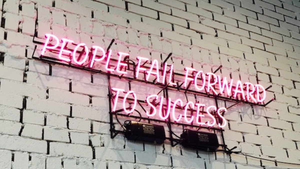Illuminated lettering horizontal
