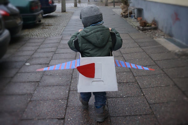 Child with airplane 