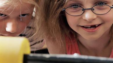 
		Two girls to see in the holiday program
	