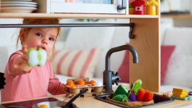 
		Little girl in emergency care
	