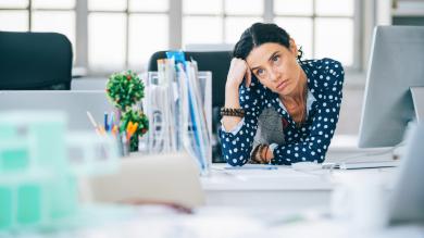 
		Dissatisfied woman in the office
	