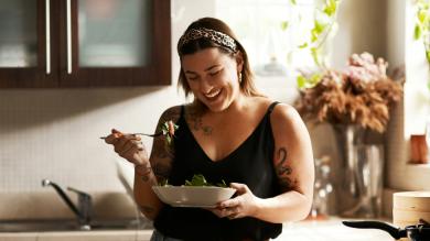 
		Woman eating salad
	