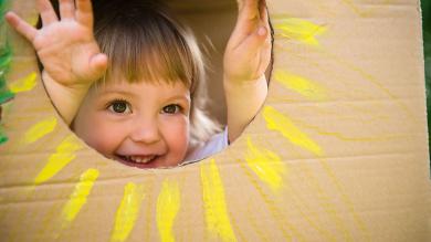
		Child looks through peephole during vacation
	