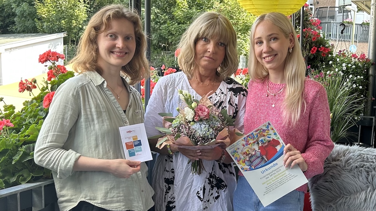Anja Sondermann with pme team members at the award ceremony for Child Day Carer of the Year 2025