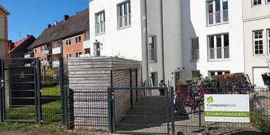 
		Entrance area and facade of the childcare center CompanyKids Kiel
	